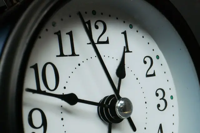 What Is The Difference Between 1900 And Standard Time?